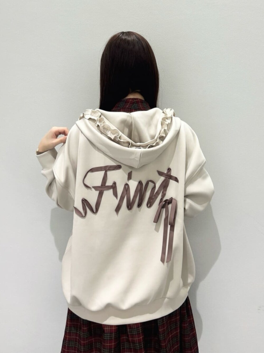 ブラウン系のショルダーバッグ、ブラウン系のブーツ、レッド系のワンピースを着用したレディースの秋コーディネートの3枚目の写真