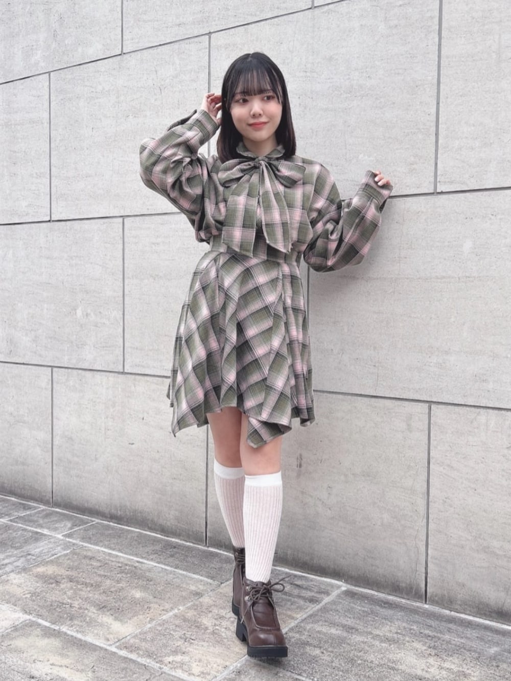 ブラウン系のブーツ、ブルー系のピーコート、グリーン系のシャツ/ブラウスを着用したレディースの秋コーディネートの2枚目の写真