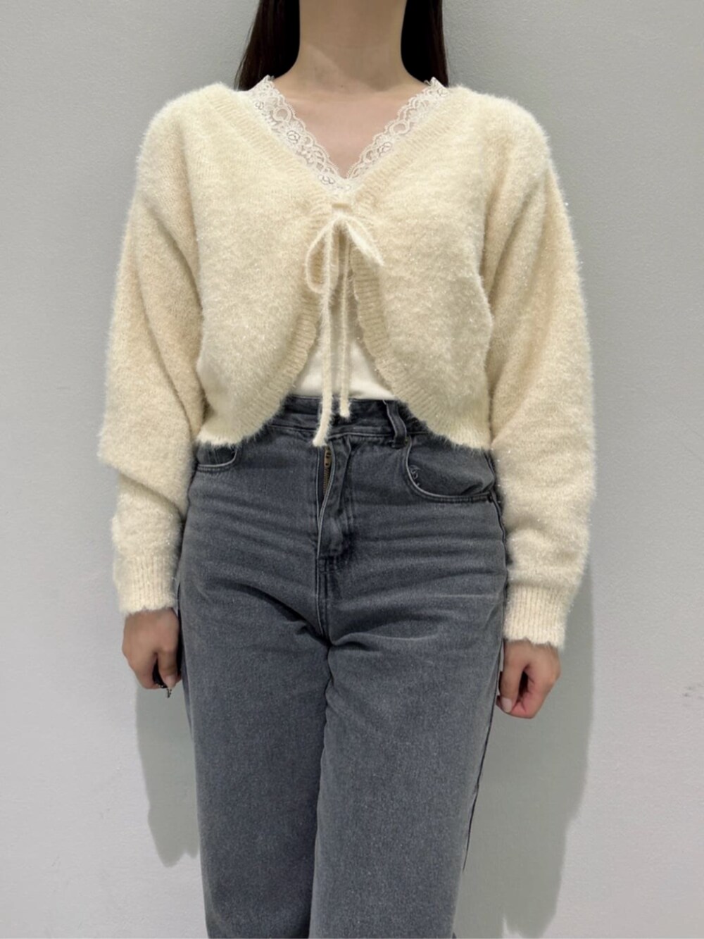 「スニーカー、イエベ春、F i.n.t、ボレロ、レトロ、ガーリー、ハンドバック、チュールリボン、150cm~154cm、カジュアル、カジュアルコーデ、骨格ウェーブ、おでかけコーデ、レイヤードスタイル、24AW秋の新作」｜「F i.n.tのラメフェザーニットボレロ/F&A（カーディガン/ボレロ、ホワイト系）」を使った、F i.n.tさん（レディース・153cm）の秋コーディネートの9枚目の写真