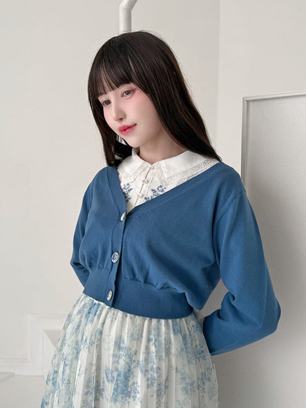 ホワイト系のシャツ/ブラウス、ブルー系のスカート、ブルー系のカーディガン/ボレロを着用したレディースの冬コーディネートの2枚目の写真