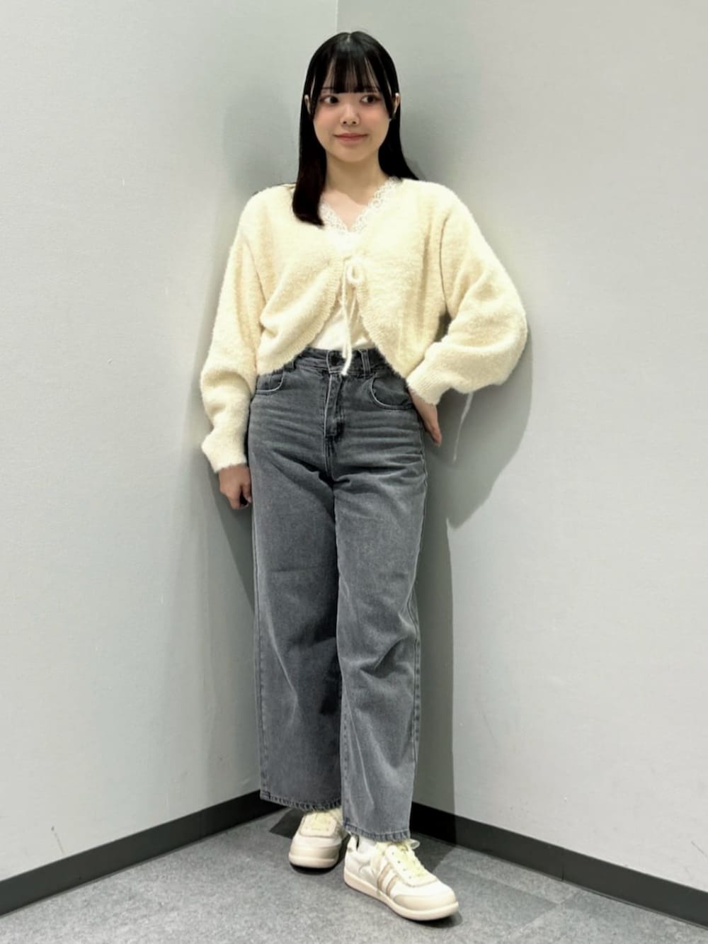 「スニーカー、イエベ春、F i.n.t、ボレロ、レトロ、ガーリー、ハンドバック、チュールリボン、150cm~154cm、カジュアル、カジュアルコーデ、骨格ウェーブ、おでかけコーデ、レイヤードスタイル、24AW秋の新作」｜「F i.n.tのラメフェザーニットボレロ/F&A（カーディガン/ボレロ、ホワイト系）」を使った、F i.n.tさん（レディース・153cm）の秋コーディネートの4枚目の写真