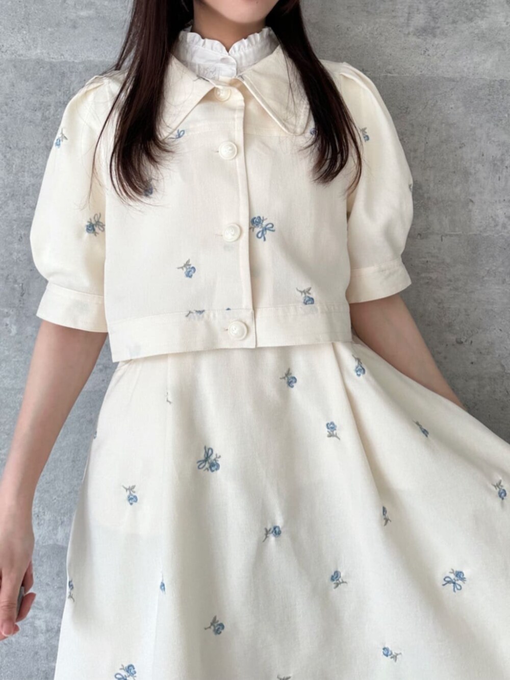 ホワイト系のサンダル、ホワイト系のその他アウター、ホワイト系のシャツ/ブラウスを着用したレディースの夏コーディネートの3枚目の写真