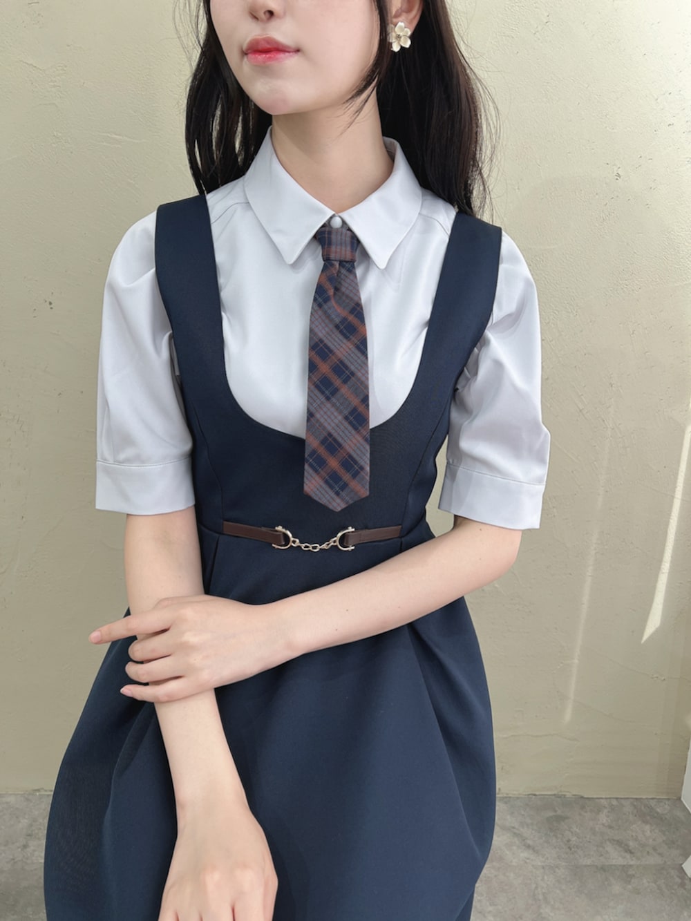 「fint、an another angelus、骨格ウェーブ、骨格ナチュラル、ブルべ、夏コーデ、お出かけコーデ、秋コーデ、秋服準備はじめました、レトロ、シャツ、ネクタイ、チェック、ジャンパースカート、ローファー」｜「F i.n.tのストラップローファー（ローファー、ブラック系）」を使った、F i.n.tさん（骨格ウェーブ・レディース・157cm）の夏コーディネートの3枚目の写真