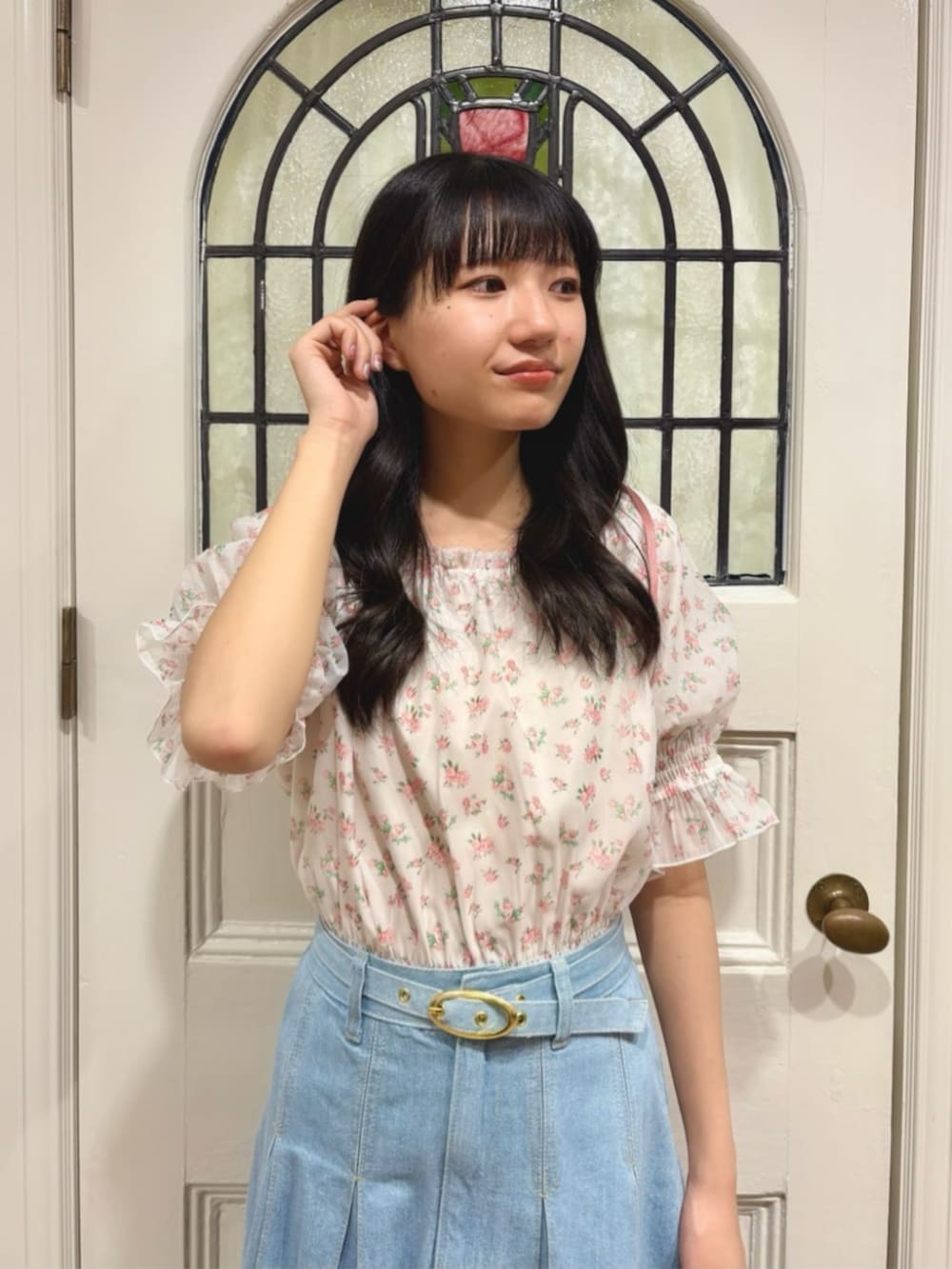 ピンク系のパンプス、ベージュ系のハンドバッグ、ピンク系のシャツ/ブラウスを着用したレディースの春コーディネートの2枚目の写真