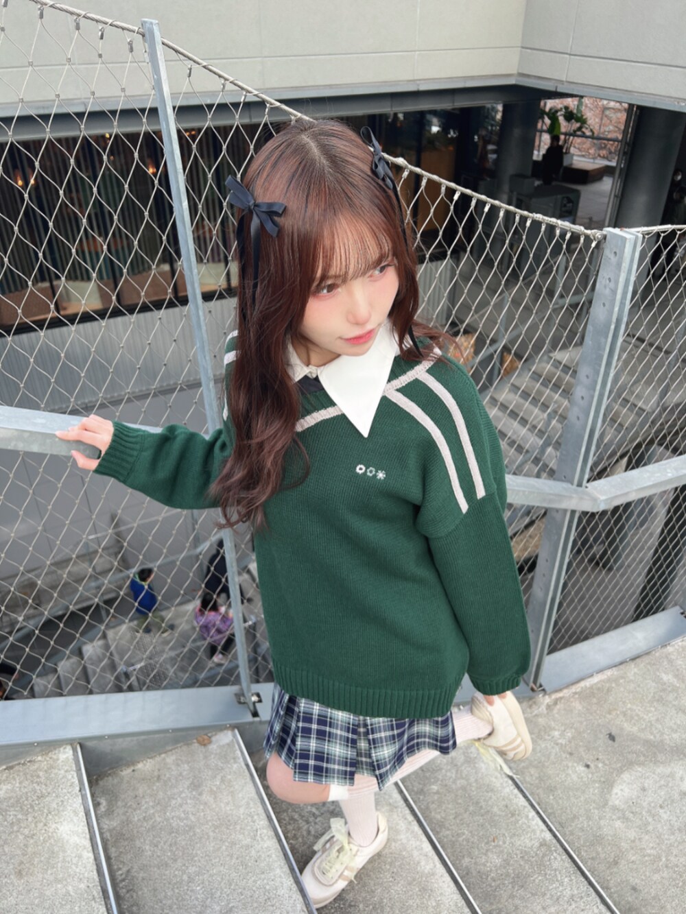 ホワイト系のスニーカー、ブルー系のスカート、ホワイト系のシャツ/ブラウスを着用したレディースの冬コーディネートの2枚目の写真