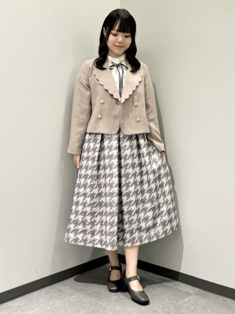 グレー系のスカート、ピンク系のセットアップ、ホワイト系のシャツ/ブラウスを着用したレディースの秋コーディネートの3枚目の写真