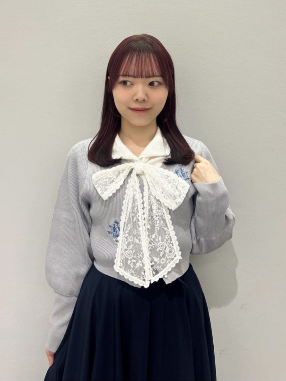 ブルー系のパンプス、ブルー系のハンドバッグ、ホワイト系のシャツ/ブラウスを着用したレディースの冬コーディネートの3枚目の写真