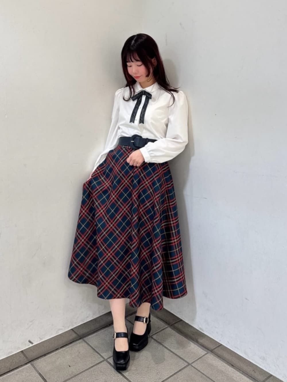 ブラック系のパンプス、ホワイト系のその他アウター、ブルー系のハンドバッグを着用したレディースの冬コーディネートの3枚目の写真