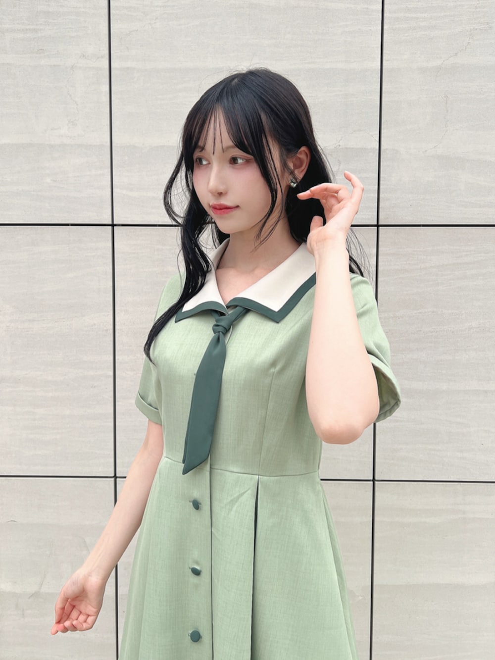 「fint、an another angelus、骨格ウェーブ、骨格ナチュラル、ブルべ、夏コーデ、お出かけコーデ、休日スタイル、ラクチンコーデ、ワンピーススタイル、ワンピース、グリーン、スカーフ、レトロ、ローファー」｜「F i.n.tのストラップローファー（ローファー、ブラック系）」を使った、F i.n.tさん（骨格ウェーブ・レディース・157cm）の夏コーディネートの3枚目の写真