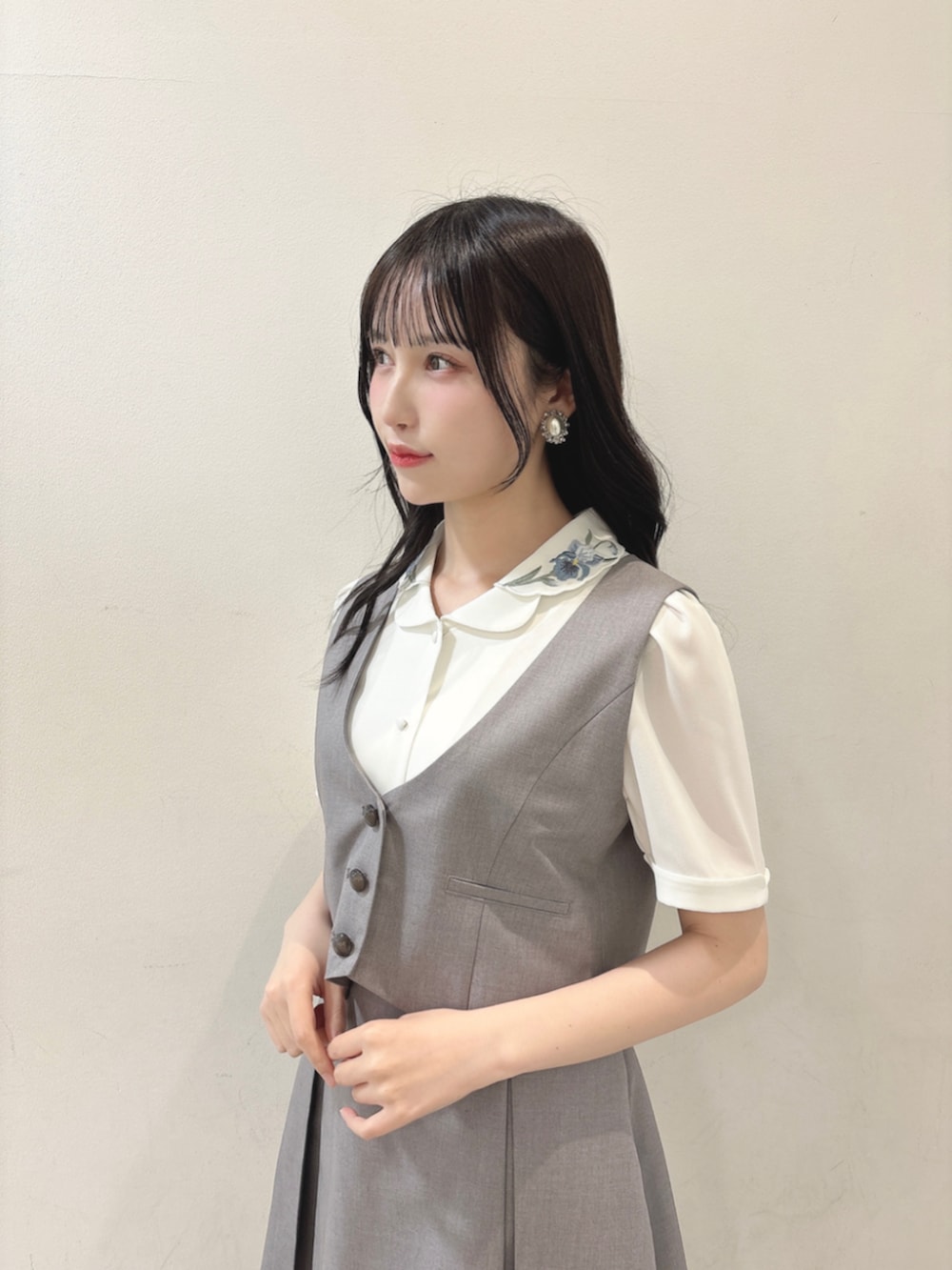 「fint、an another angelus、骨格ウェーブ、骨格ナチュラル、ブルベ、春コーデ、クラシカル、ブラウス、刺繍、セットアップスタイル、セットアップ、グレー、ベスト、プリーツスカート、ローファー」｜「F i.n.tのストラップローファー（ローファー、ブラック系）」を使った、F i.n.tさん（骨格ウェーブ・レディース・157cm）の春コーディネートの2枚目の写真