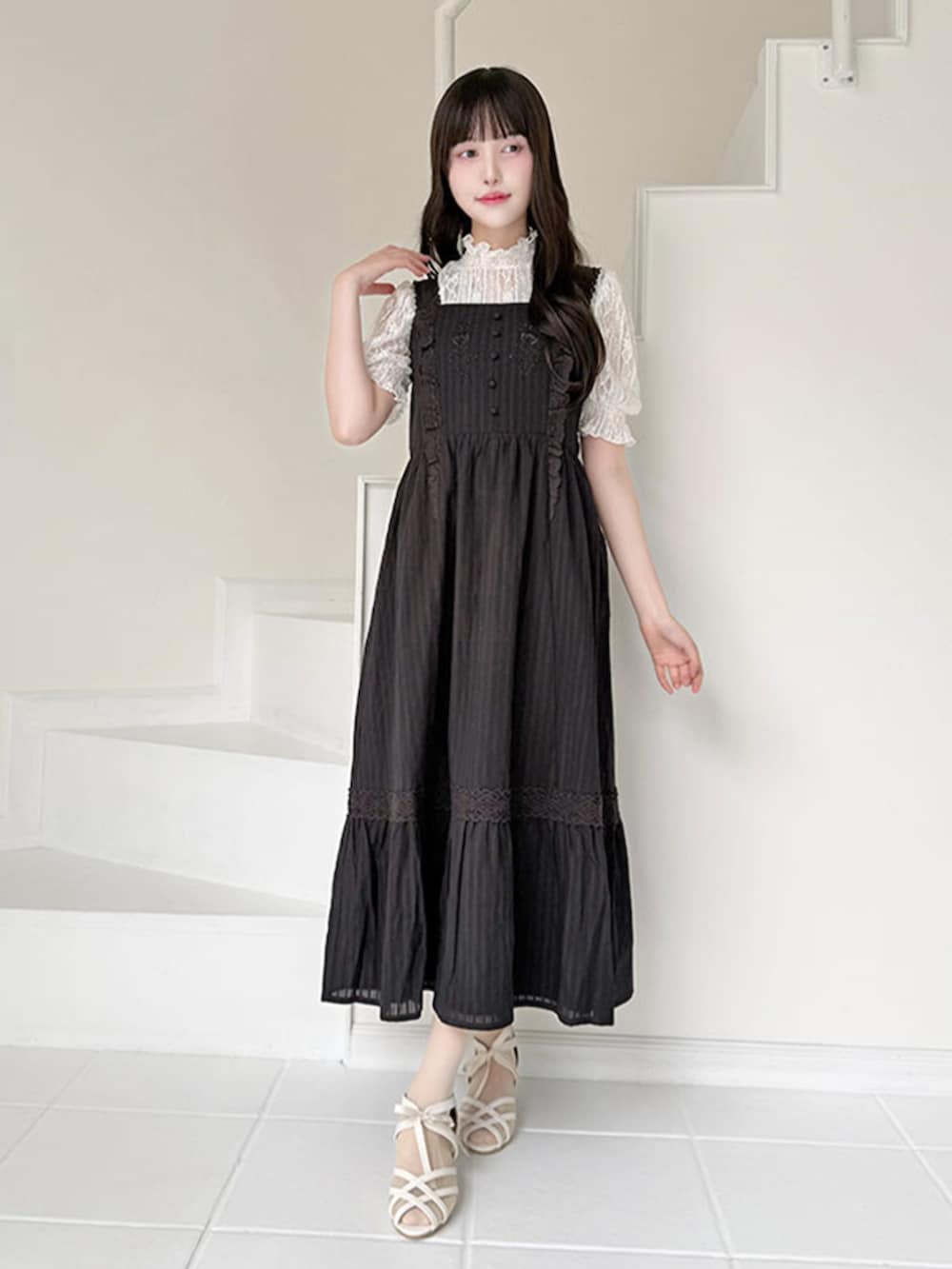 ブラック系のワンピース、ブラック系のカーディガン/ボレロを着用したレディースの春コーディネートの2枚目の写真