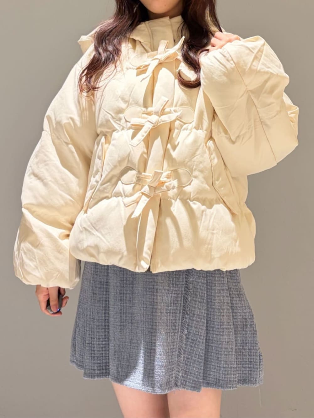 ホワイト系のダウンジャケット/コート、ブラック系のブーツ、ホワイト系のシャツ/ブラウスを着用したレディースの秋コーディネートの3枚目の写真