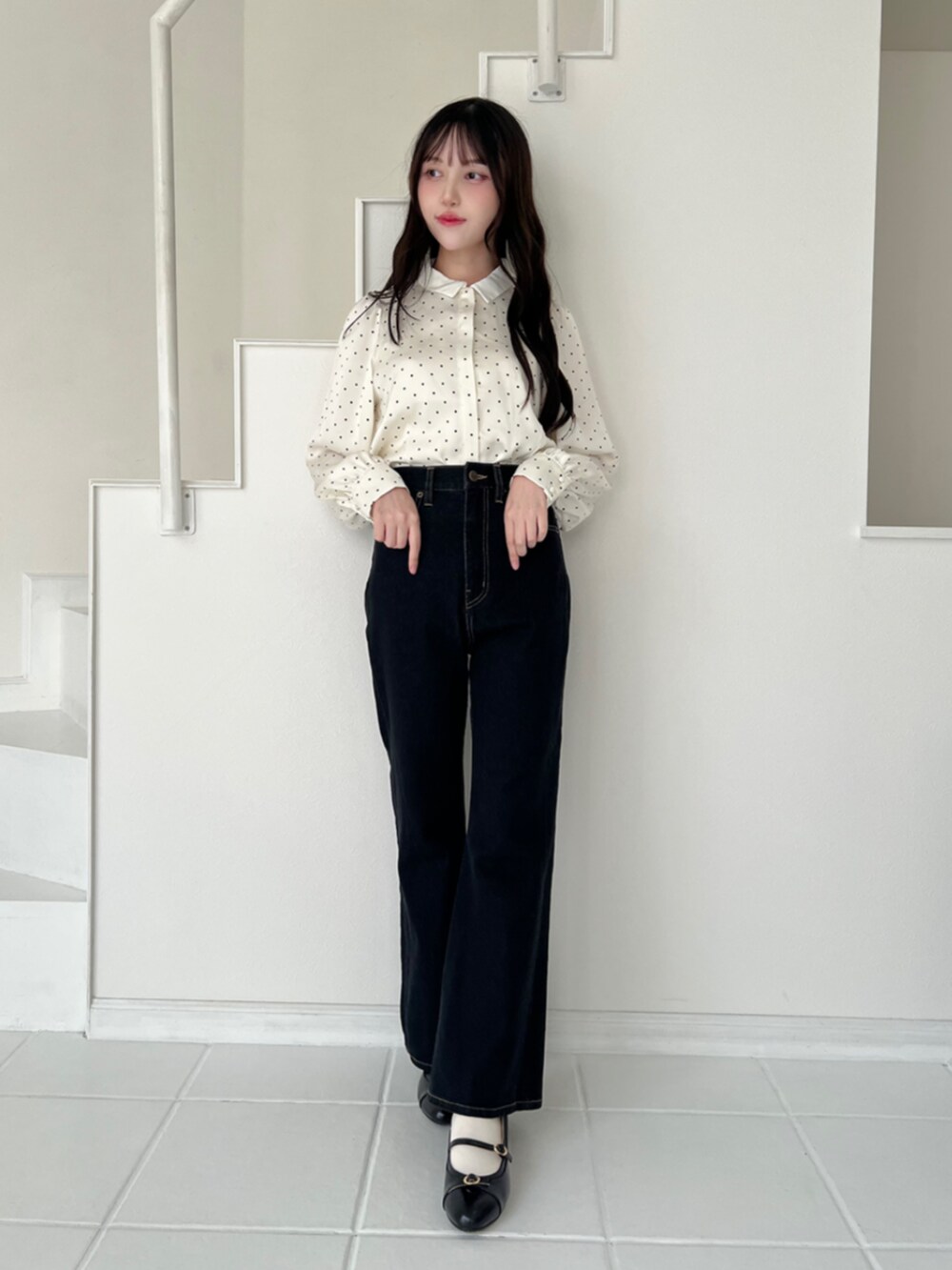 ブラック系のパンプス、ホワイト系のシャツ/ブラウス、ブラック系のデニムパンツを着用したレディースの秋コーディネートの2枚目の写真