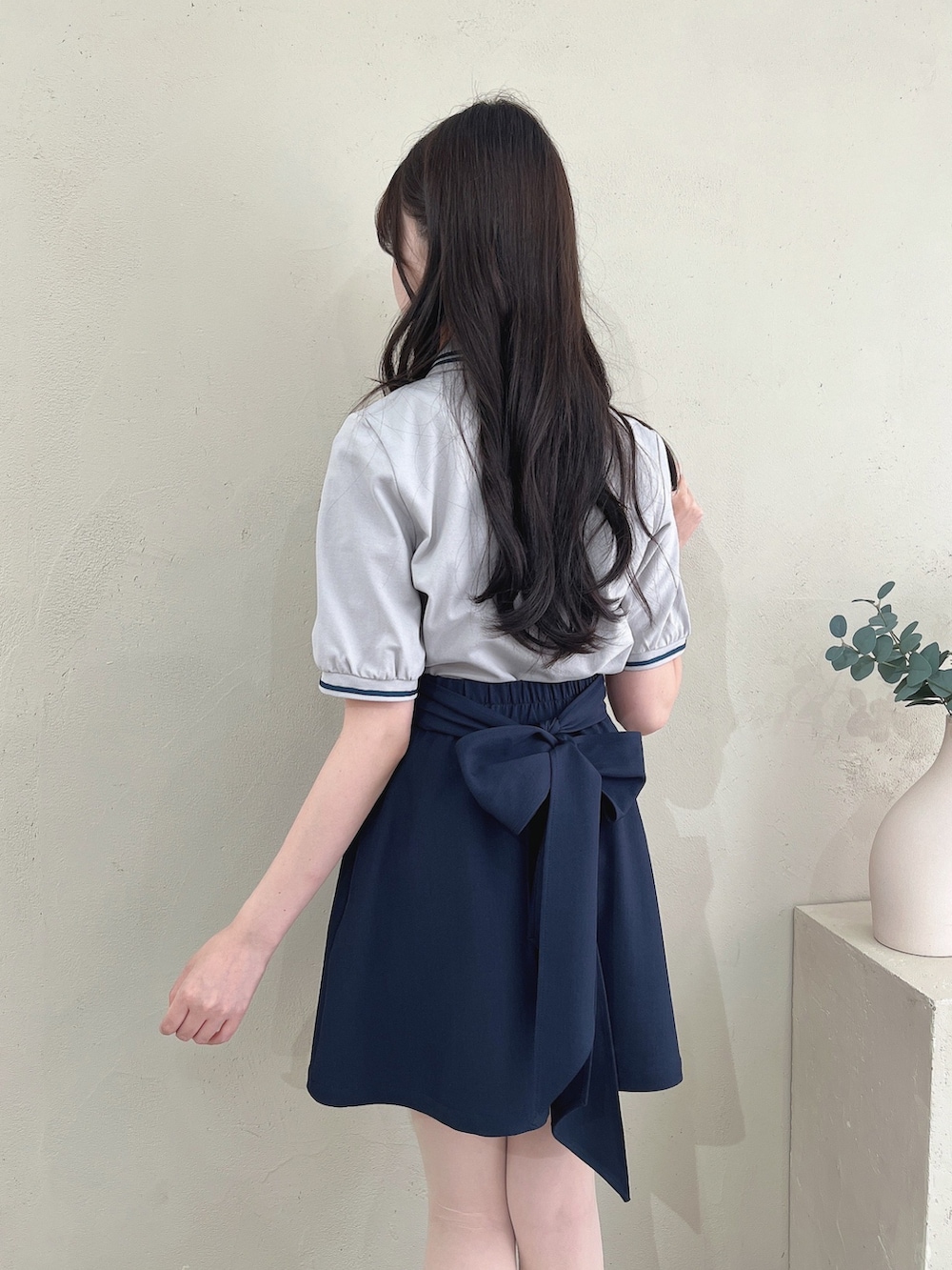 「fint、an another angelus、骨格ウェーブ、骨格ナチュラル、ブルべ、夏コーデ、お出かけコーデ、休日スタイル、ワントーンコーデ、レトロ、ポロシャツ、ミニスカート、バックリボン、リボン、ローファー」｜「F i.n.tのストラップローファー（ローファー、ブラック系）」を使った、F i.n.tさん（骨格ウェーブ・レディース・157cm）の夏コーディネートの4枚目の写真