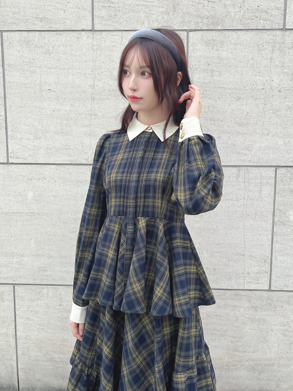「fint、an another angelus、クラシカル、セットアップスタイル、お出かけコーデ、セットアップ、チェック、ブラウス、クレリックシャツ、ぺプラムトップス、ランダムヘム、ティアードスカート、パンプス」｜「an another angelusのワンストラップスクエアトゥパンプス（パンプス、ブラック系）」を使った、F i.n.tさん（レディース・157cm）の秋コーディネートの2枚目の写真