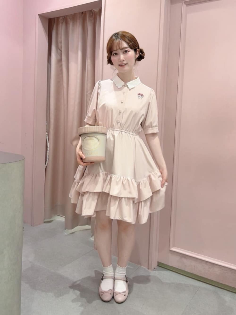 ピンク系のワンピース、ピンク系のバレエシューズ、ピンク系のショルダーバッグを着用したレディースの夏コーディネートの2枚目の写真