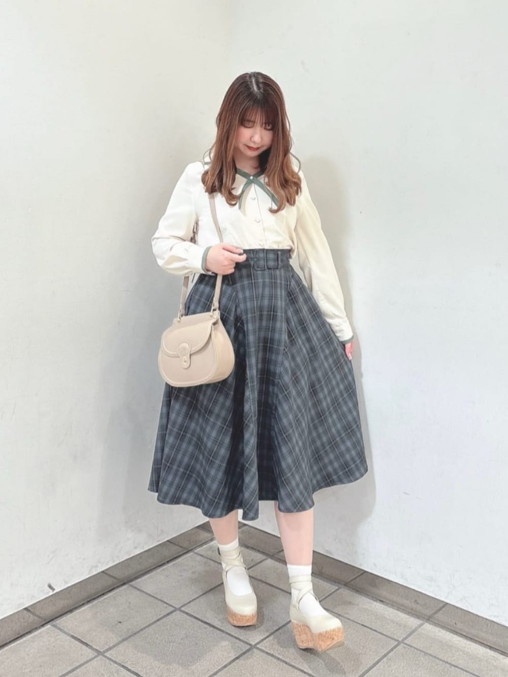 ホワイト系のパンプス、ピンク系のショルダーバッグ、ホワイト系のシャツ/ブラウスを着用したレディースの春コーディネートの2枚目の写真