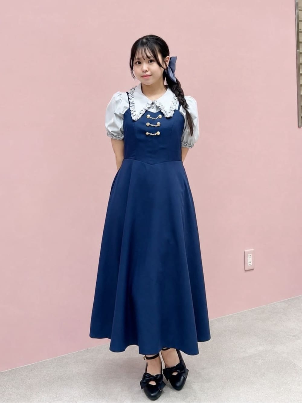 ブラック系のパンプス、ブルー系のワンピース、ブルー系のシャツ/ブラウスを着用したレディースの秋コーディネートの2枚目の写真