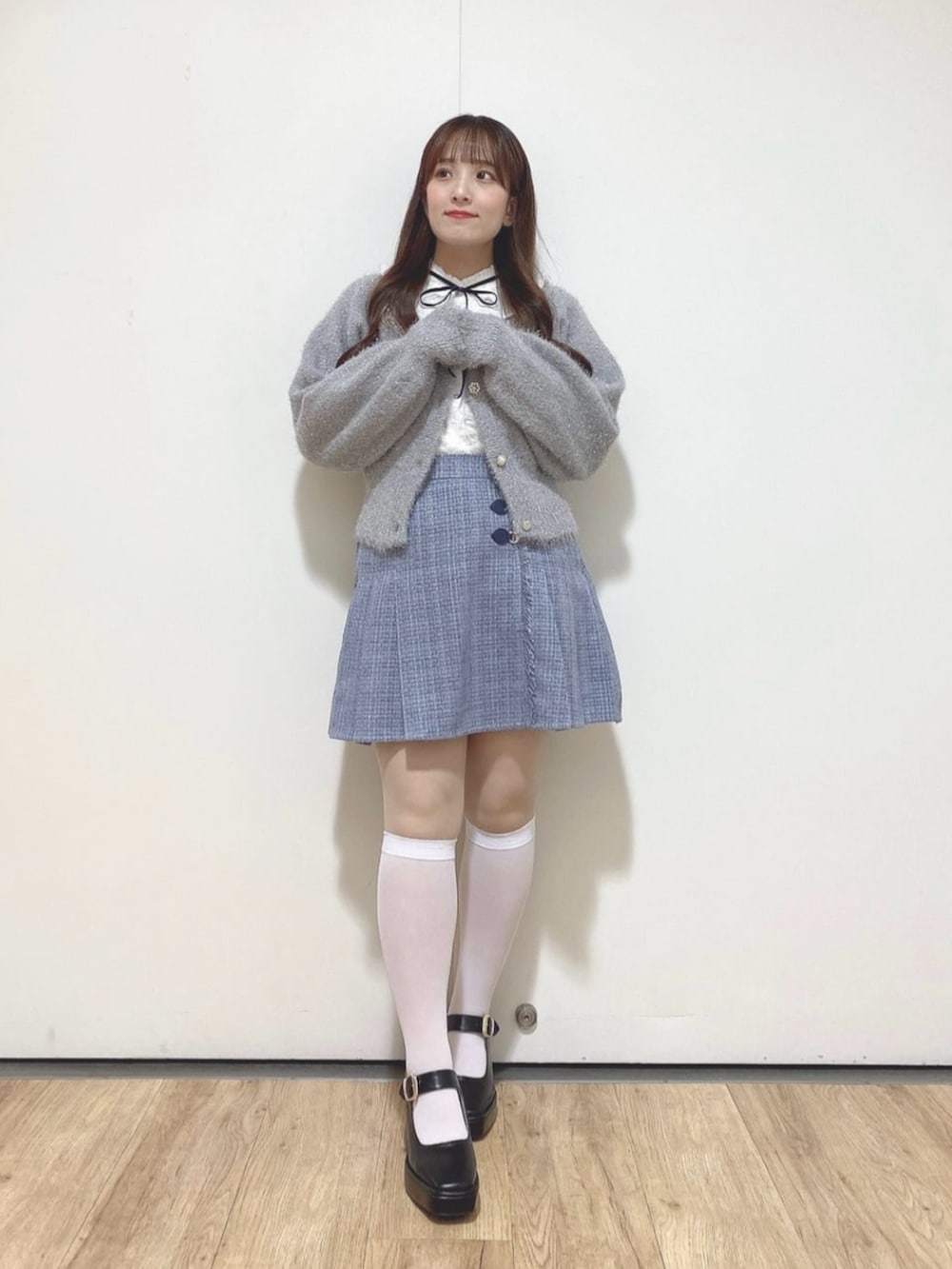 ブラック系のパンプス、ホワイト系のシャツ/ブラウス、グレー系のスカートを着用したレディースの秋コーディネートの3枚目の写真