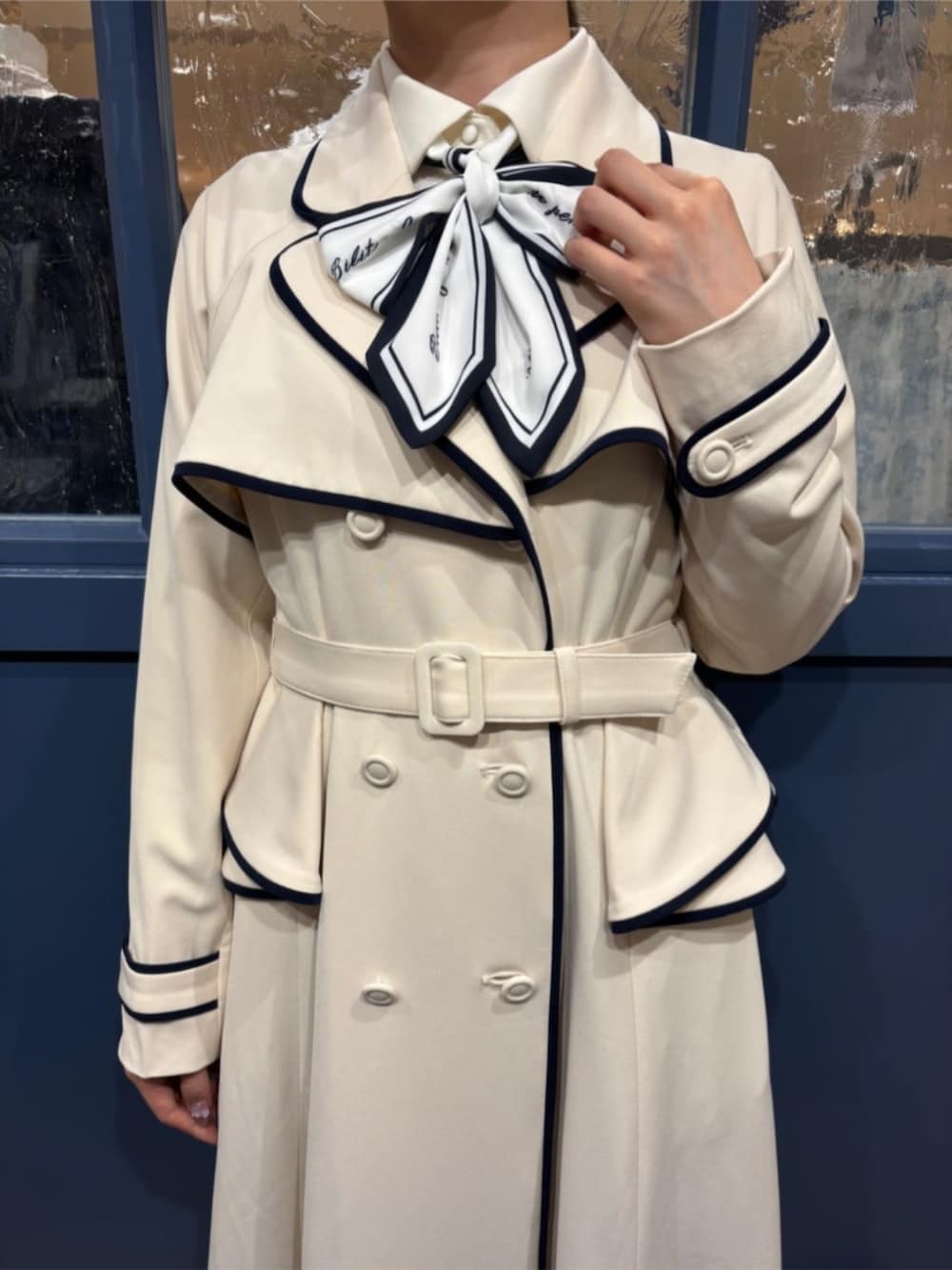 ブルー系のワンピース、ホワイト系のトレンチコート、ホワイト系のシャツ/ブラウスを着用したレディースの春コーディネートの2枚目の写真