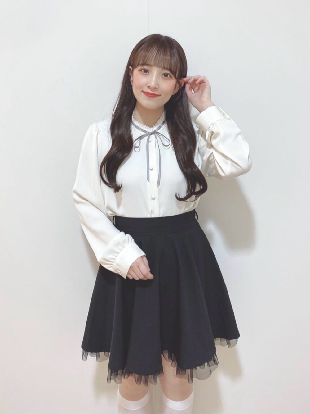 ブラック系のローファー、ホワイト系のシャツ/ブラウス、ブラック系のスカートを着用したレディースの冬コーディネートの2枚目の写真