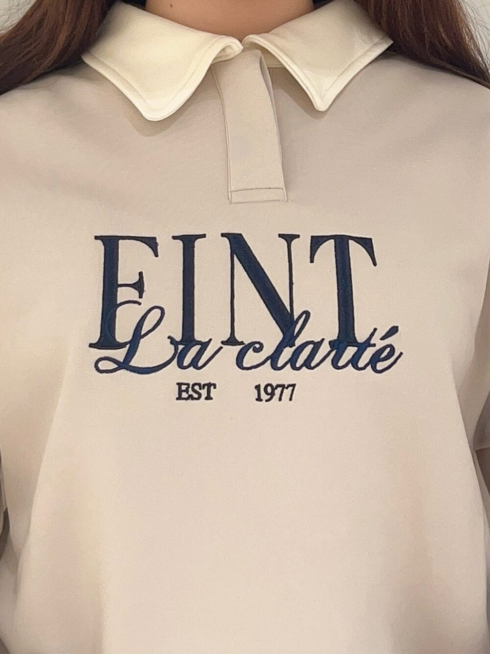 ブラック系のローファー、ブルー系のデニムパンツを着用したレディースの冬コーディネートの3枚目の写真