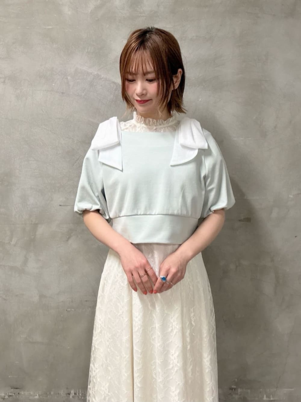 ホワイト系のサンダル、グレー系のTシャツ/カットソーを着用したレディースの春コーディネートの2枚目の写真