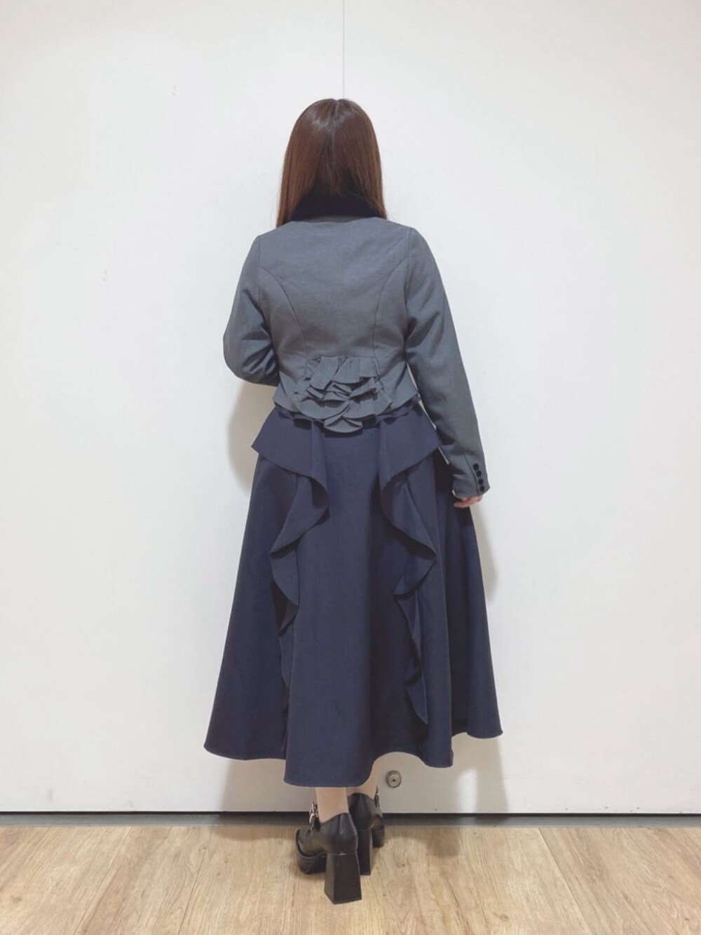 ブラック系のパンプス、ブラック系のハンドバッグ、ホワイト系のシャツ/ブラウスを着用したレディースの秋コーディネートの3枚目の写真