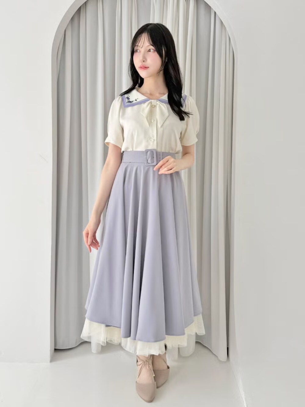 ピンク系のパンプス、ホワイト系のシャツ/ブラウス、グレー系のスカートを着用したレディースの夏コーディネートの2枚目の写真