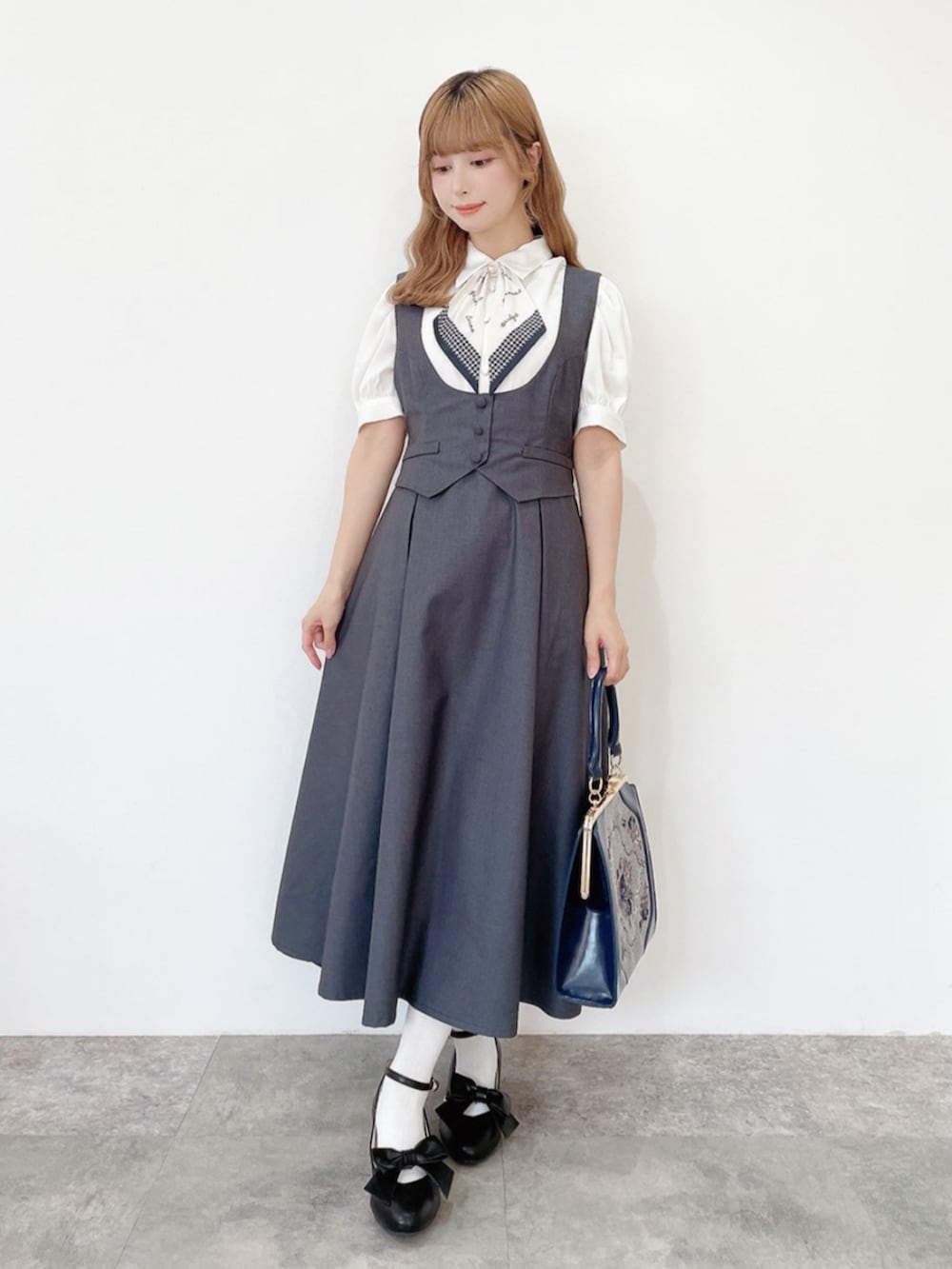 グレー系のワンピース、ホワイト系のシャツ/ブラウスを着用したレディースの夏コーディネートの3枚目の写真