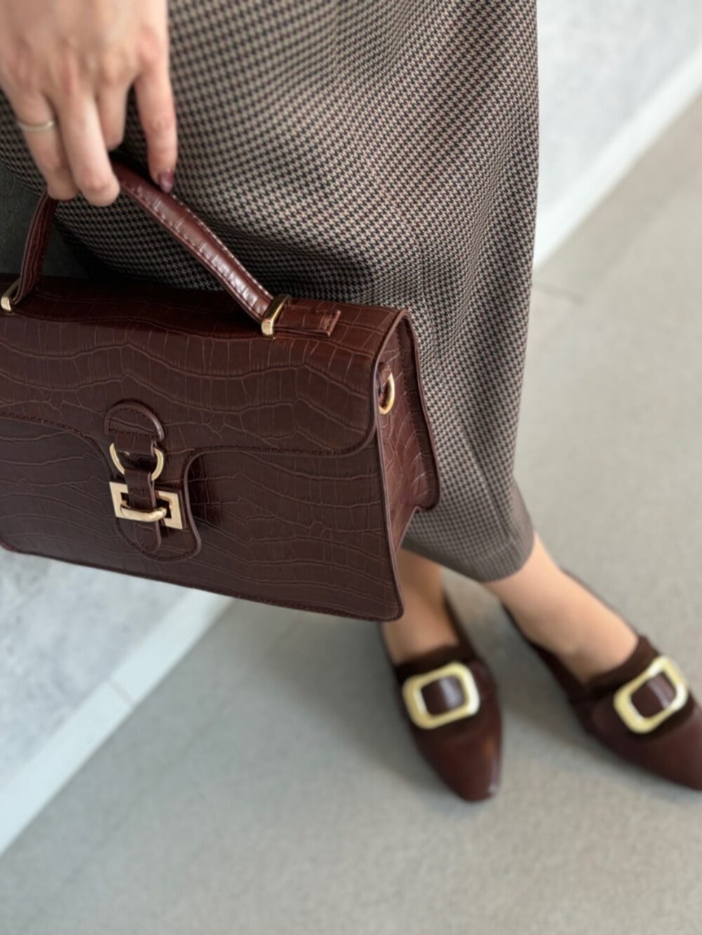 ホワイト系のシャツ/ブラウス、ブラウン系のその他シューズ、ブラウン系のテーラードジャケットを着用したレディースの秋コーディネートの10枚目の写真