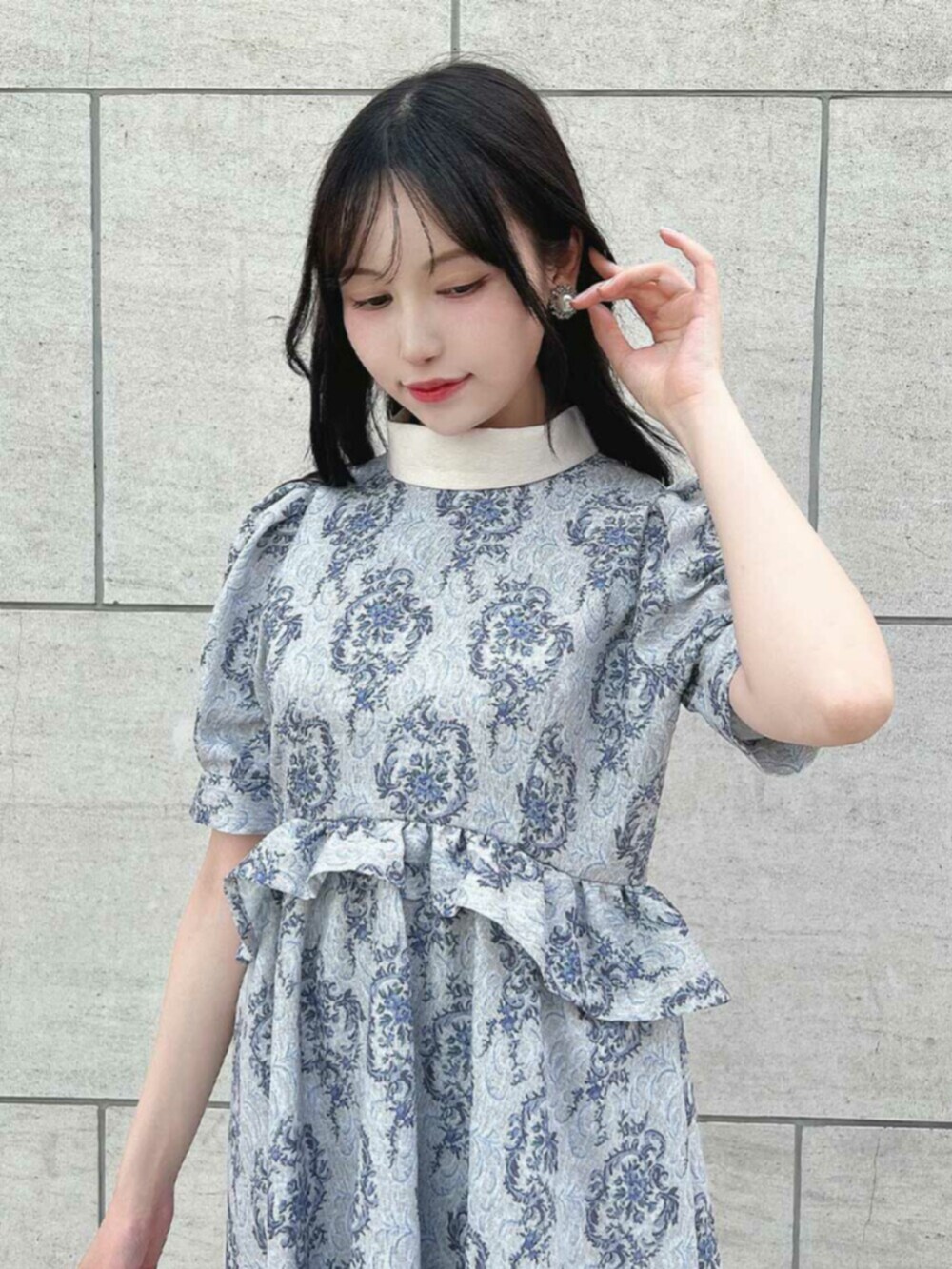 ブルー系のワンピースを着用したレディースの夏コーディネートの4枚目の写真