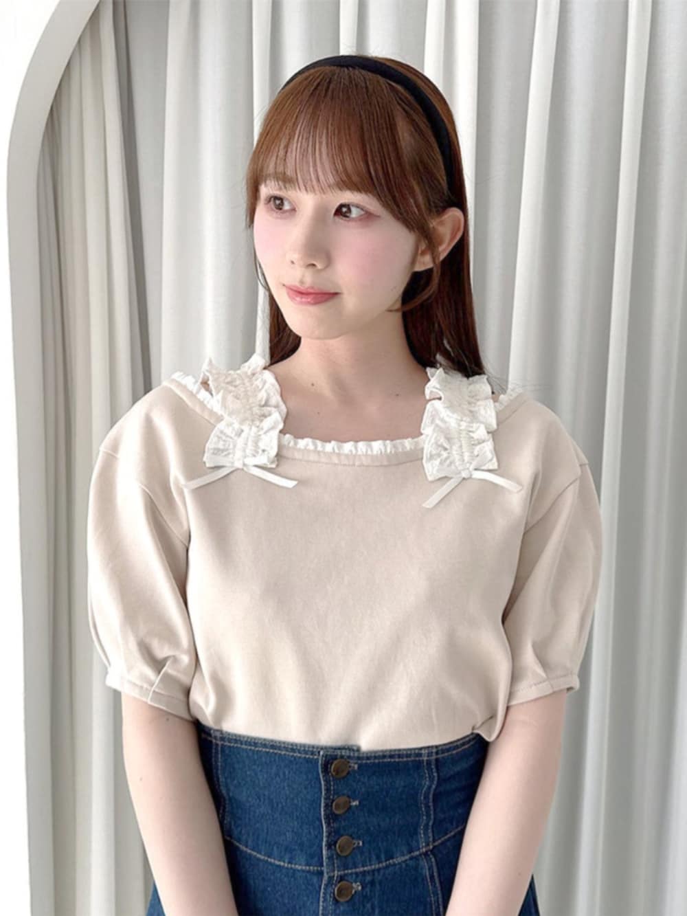 ブルー系のデニムスカート、ピンク系のパンプス、ピンク系のTシャツ/カットソーを着用したレディースの夏コーディネートの2枚目の写真