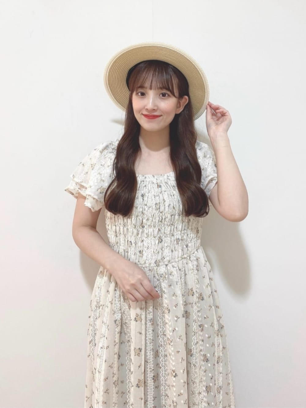 ホワイト系のサンダル、イエロー系のワンピース、ベージュ系のハットを着用したレディースの夏コーディネートの2枚目の写真