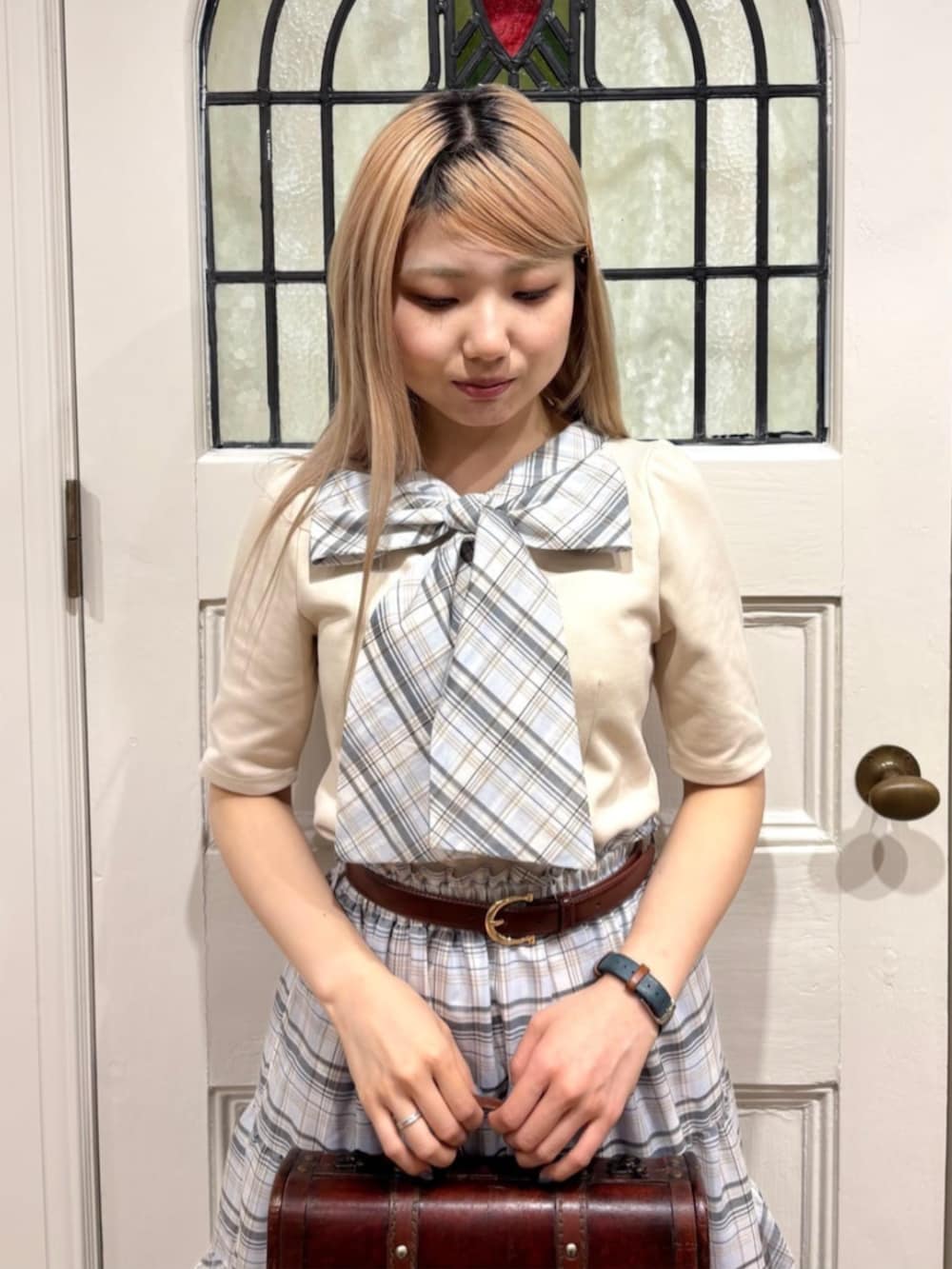 「fint、an another angelus、骨格ストレート、ブルべ夏、春コーデ、夏コーデ、お出かけコーデ、ディズニーコーデ、セットアップ、セットアップスタイル、Tシャツ、リボン、スカート、ティアードスカート、チェック」｜「F i.n.tのビッグリボン厚底パンプス（パンプス、ホワイト系）」を使った、F i.n.tさん（骨格ストレート・レディース・155cm）の春コーディネートの3枚目の写真