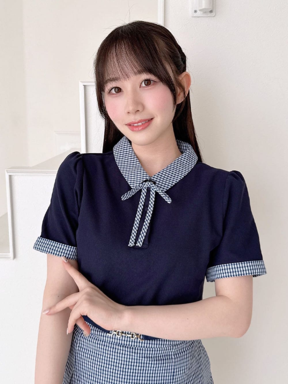 ベージュ系のバレエシューズ、ピンク系のショルダーバッグ、ブルー系のスカートを着用したレディースの春コーディネートの3枚目の写真