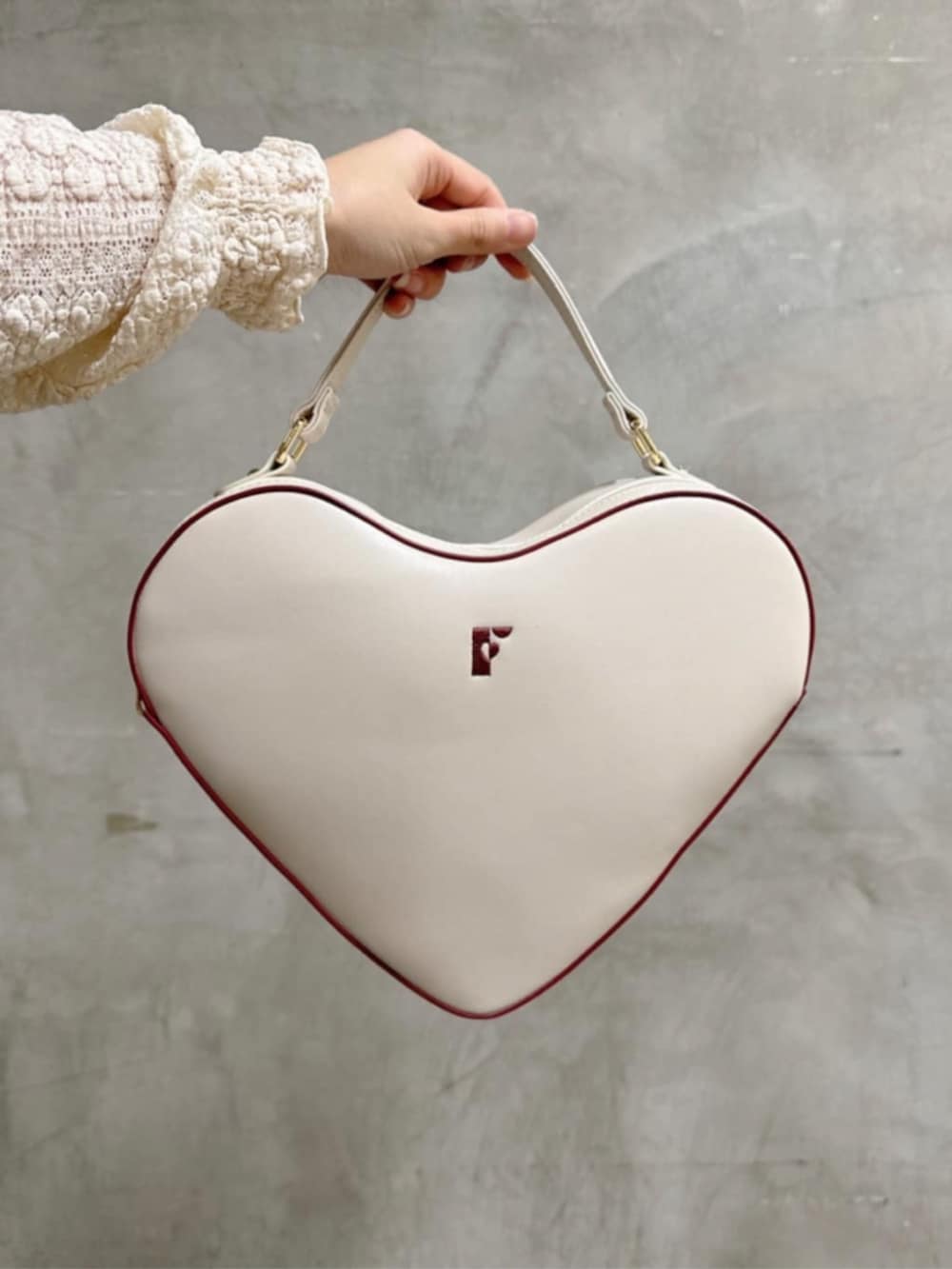 ホワイト系のスニーカー、ホワイト系のハンドバッグ、ブルー系のワンピースを着用したレディースの春コーディネートの3枚目の写真