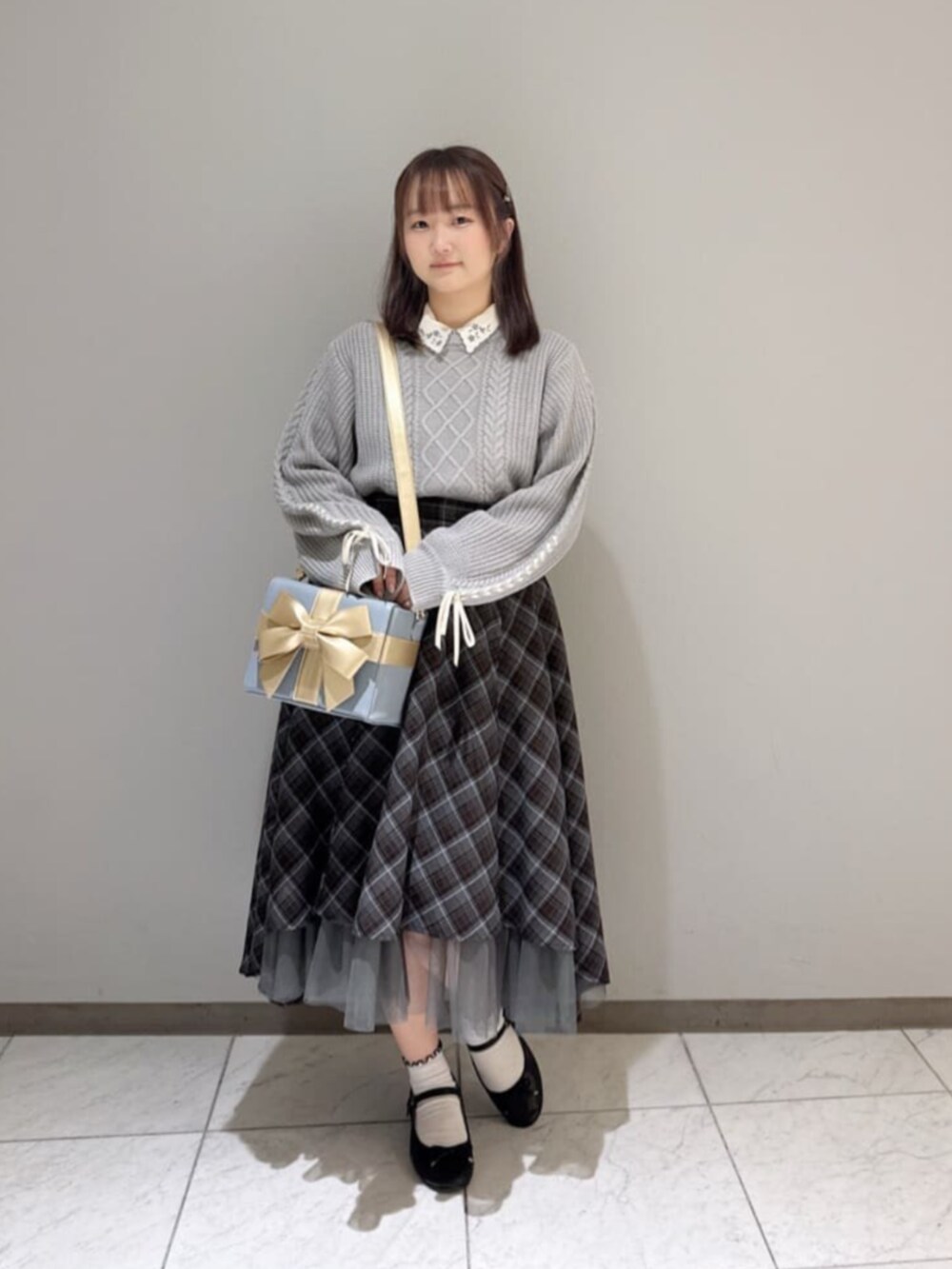 ブラック系のバレエシューズ、ホワイト系のシャツ/ブラウス、グレー系のニット/セーターを着用したレディースの秋コーディネートの2枚目の写真