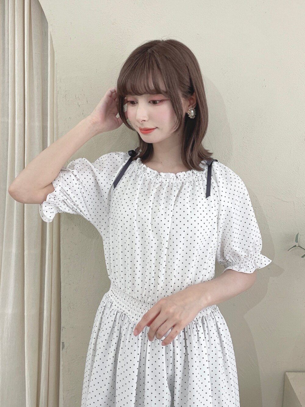 ブラック系のサンダル、ホワイト系のワンピースを着用したレディースの夏コーディネートの2枚目の写真