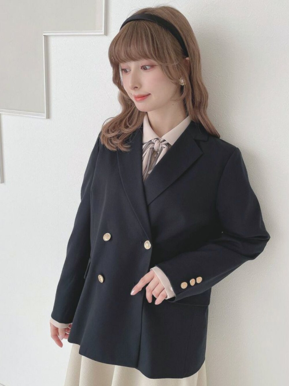 レッド系のバレエシューズ、ブルー系のその他アウターを着用したレディースの冬コーディネートの2枚目の写真