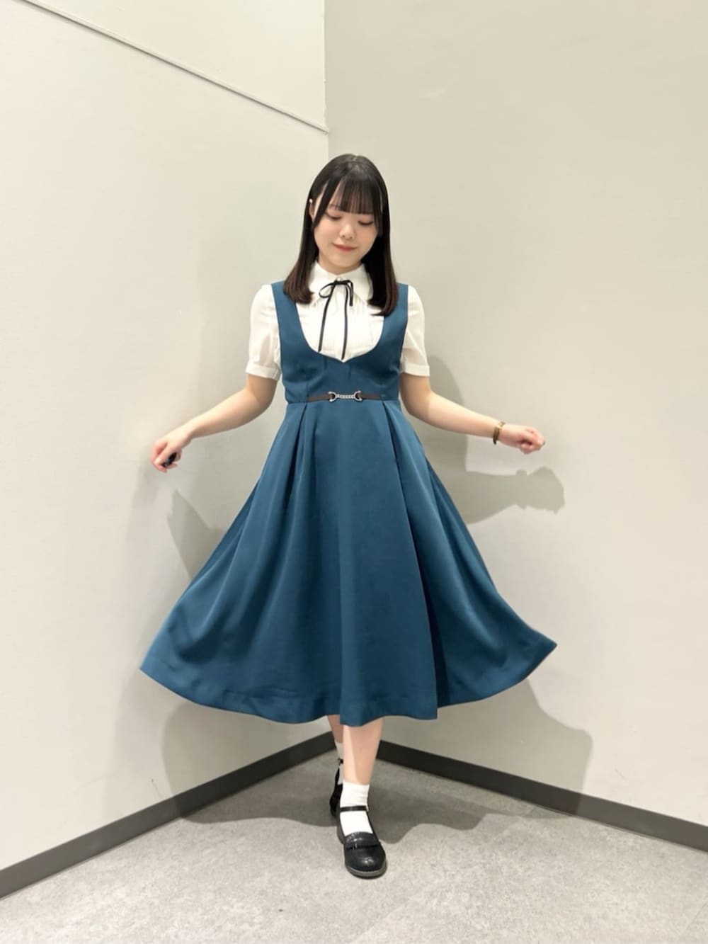「fint、an another angelus、骨格ウェーブ、イエベ春、低身長、春コーデ、レトロ、プレッピー、ブラウス、リボン、ジャンパースカート、ジャンスカ、チェーン、サッチェルバッグ、ローファー」｜「F i.n.tのダブルベルト縦型サッチェルバッグ（ハンドバッグ、ブラウン系）」を使った、F i.n.tさん（骨格ウェーブ・レディース・153cm）の春コーディネートの4枚目の写真