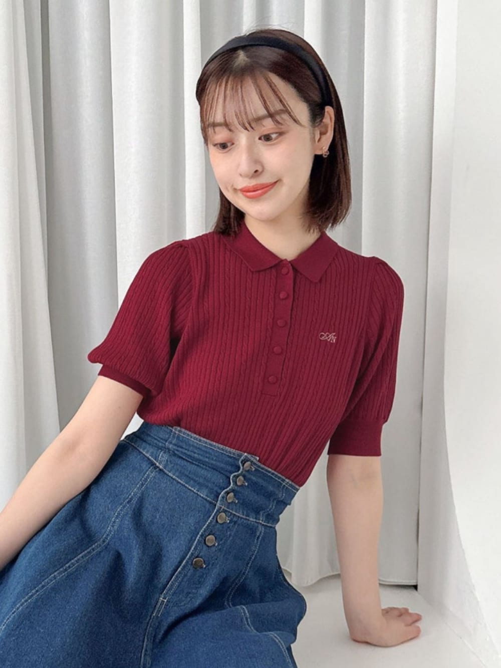 ブルー系のデニムスカート、ホワイト系のサンダル、レッド系のハンドバッグを着用したレディースの夏コーディネートの3枚目の写真