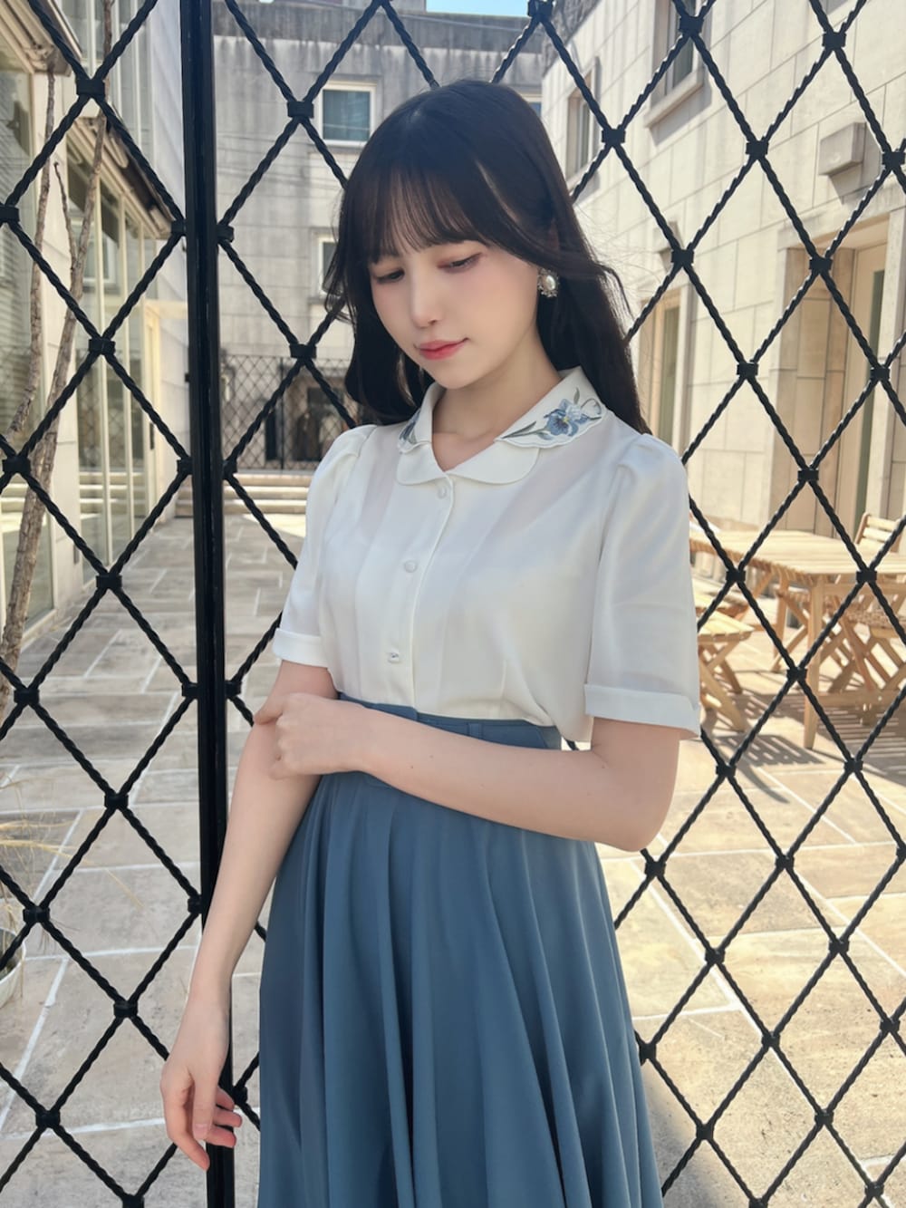 「fint、an another angelus、骨格ウェーブ、骨格ナチュラル、春コーデ、クラシカル、ガーリー、ブラウス、刺繍、アイリス、スカート、スカートスタイル、ブルー、フラットシューズ」｜「an another angelusのパニエサーキュラースカート（スカート、ブルー系）」を使った、F i.n.tさん（骨格ウェーブ・レディース・157cm）の春コーディネートの2枚目の写真