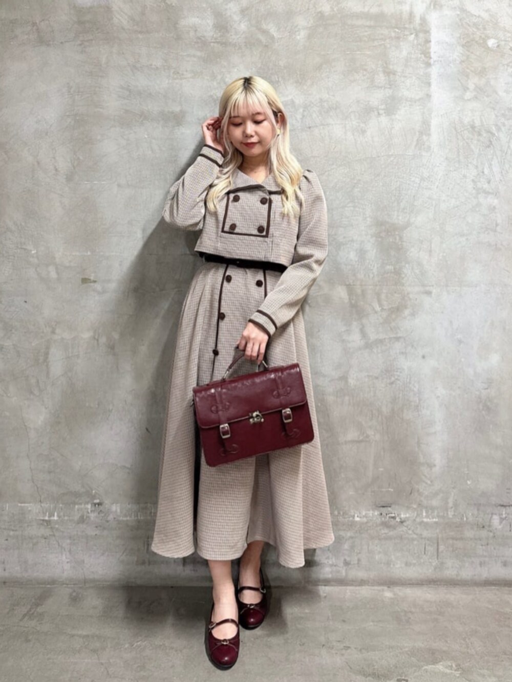 ブラウン系のショルダーバッグ、レッド系のパンプス、ベージュ系のセットアップを着用したレディースの秋コーディネートの2枚目の写真