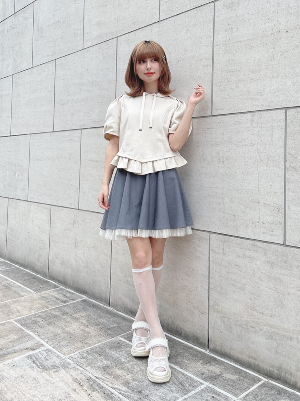 「fint、an another angelus、骨格ウェーブ、イエベ春、低身長、春コーデ、夏コーデ、お出かけコーデ、ootd、パーカー、モノトーン、モノトーンコーデ、スカート、チュールスカート、サンダル」｜「F i.n.tの裾チュールサーキュラーミニスカート（スカート、グレー系）」を使った、F i.n.tさん（骨格ナチュラル・レディース・152cm）の夏コーディネートの2枚目の写真