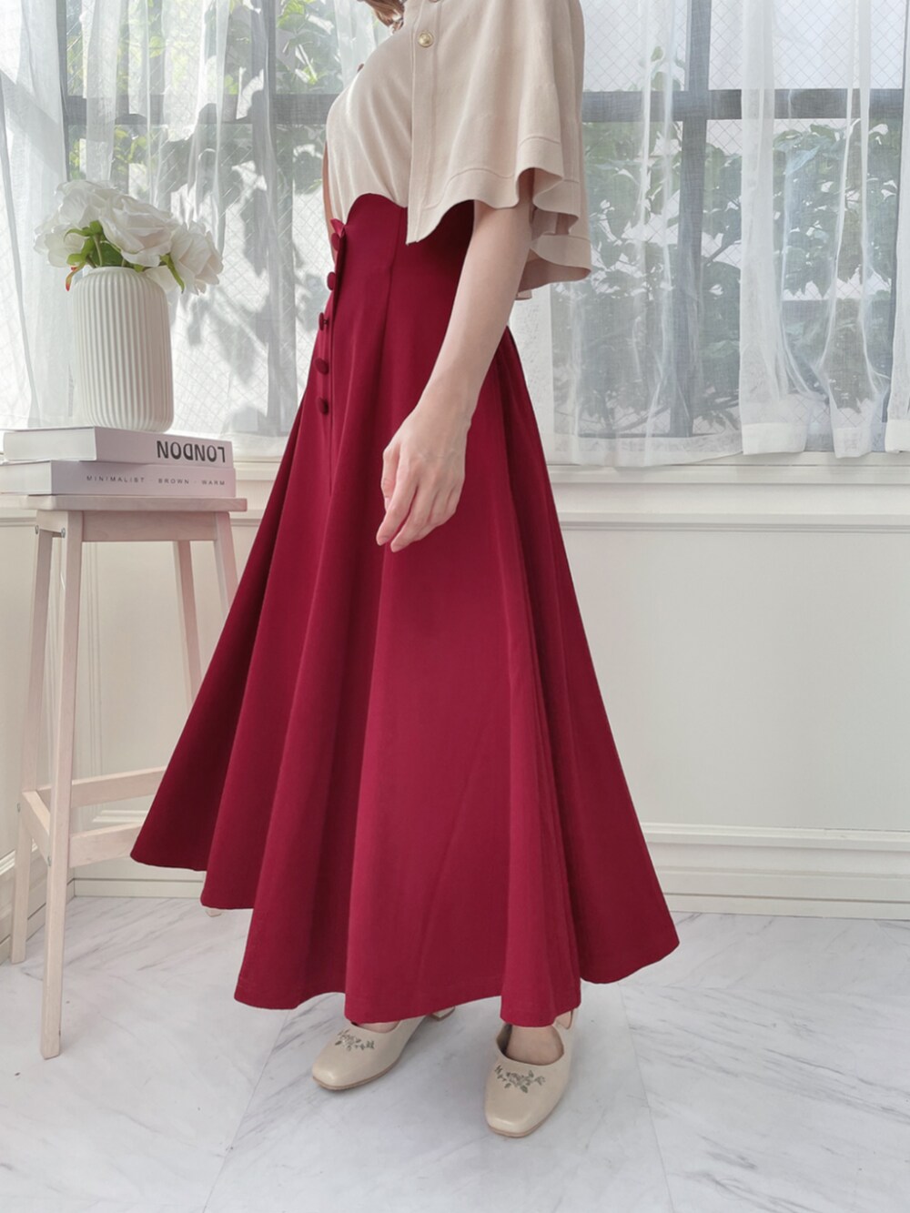 レッド系のスカートを着用したレディースの夏コーディネートの4枚目の写真