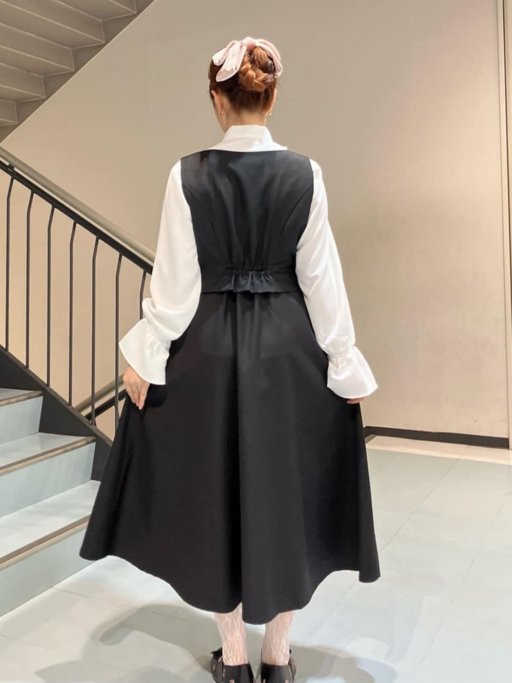 ブラック系のワンピース、ホワイト系のシャツ/ブラウス、ブラック系のバレエシューズを着用したレディースの秋コーディネートの2枚目の写真
