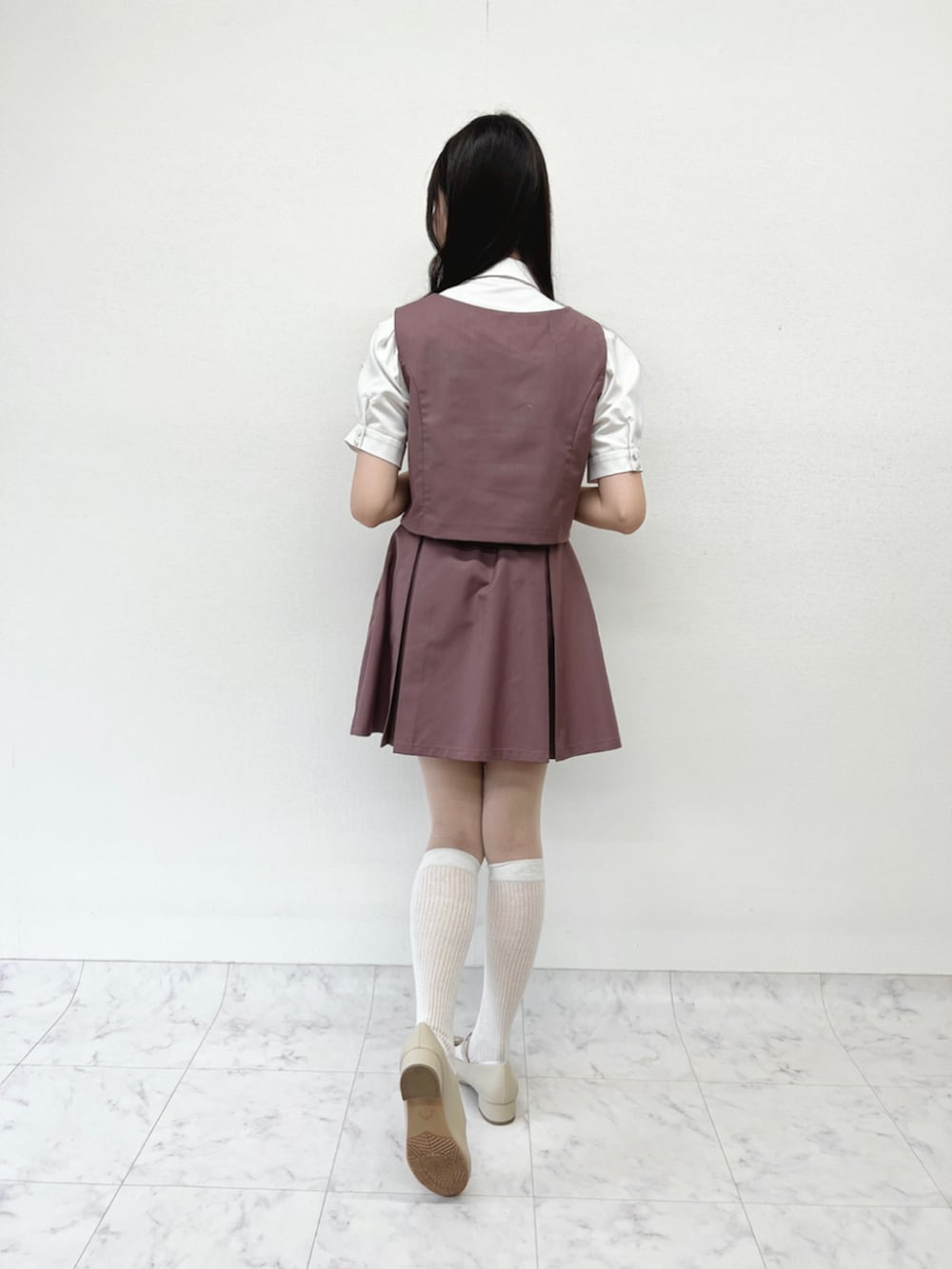 「fint、an another angelus、骨格ナチュラル、骨格ウェーブ、ブルベ、春コーデ、お出かけコーデ、セットアップスタイル、セットアップ、ベスト、プリーツスカート、モーブピンク、ブラウス、ボウタイブラウス、バレエシューズ」｜「F i.n.tの【WEB限定SS,LLサイズあり】ストラップ付リボンバレエシューズ/fint（パンプス、ベージュ系）」を使った、F i.n.tさん（骨格ウェーブ・レディース・157cm）の春コーディネートの2枚目の写真