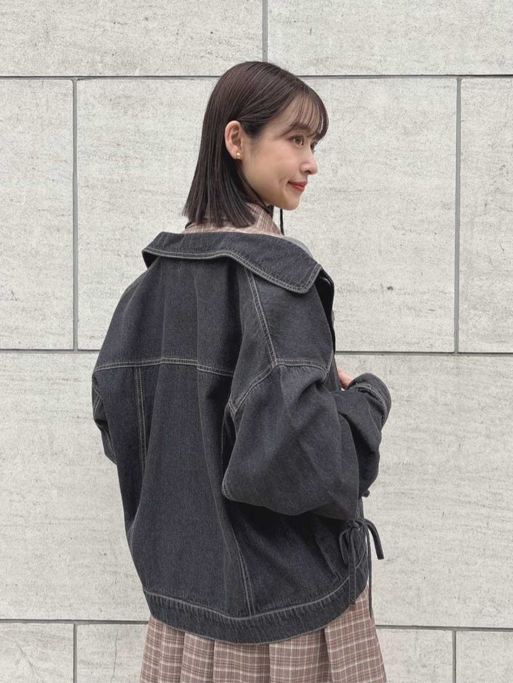 「fint、an another angelus、骨格ウェーブ、イエベ春、秋コーデ、ワンピーススタイル、Gジャン、デニム、オーバーサイズ、ワンピース、シャツワンピース、チェック、ブラウン、ベージュ、厚底シューズ」|「F i.n.tのネクタイ付きチェックシャツワンピース(シャツワンピース、ベージュ系)」を使った、F i.n.tさん(レディース・165cm)の秋コーディネートの2枚目の写真