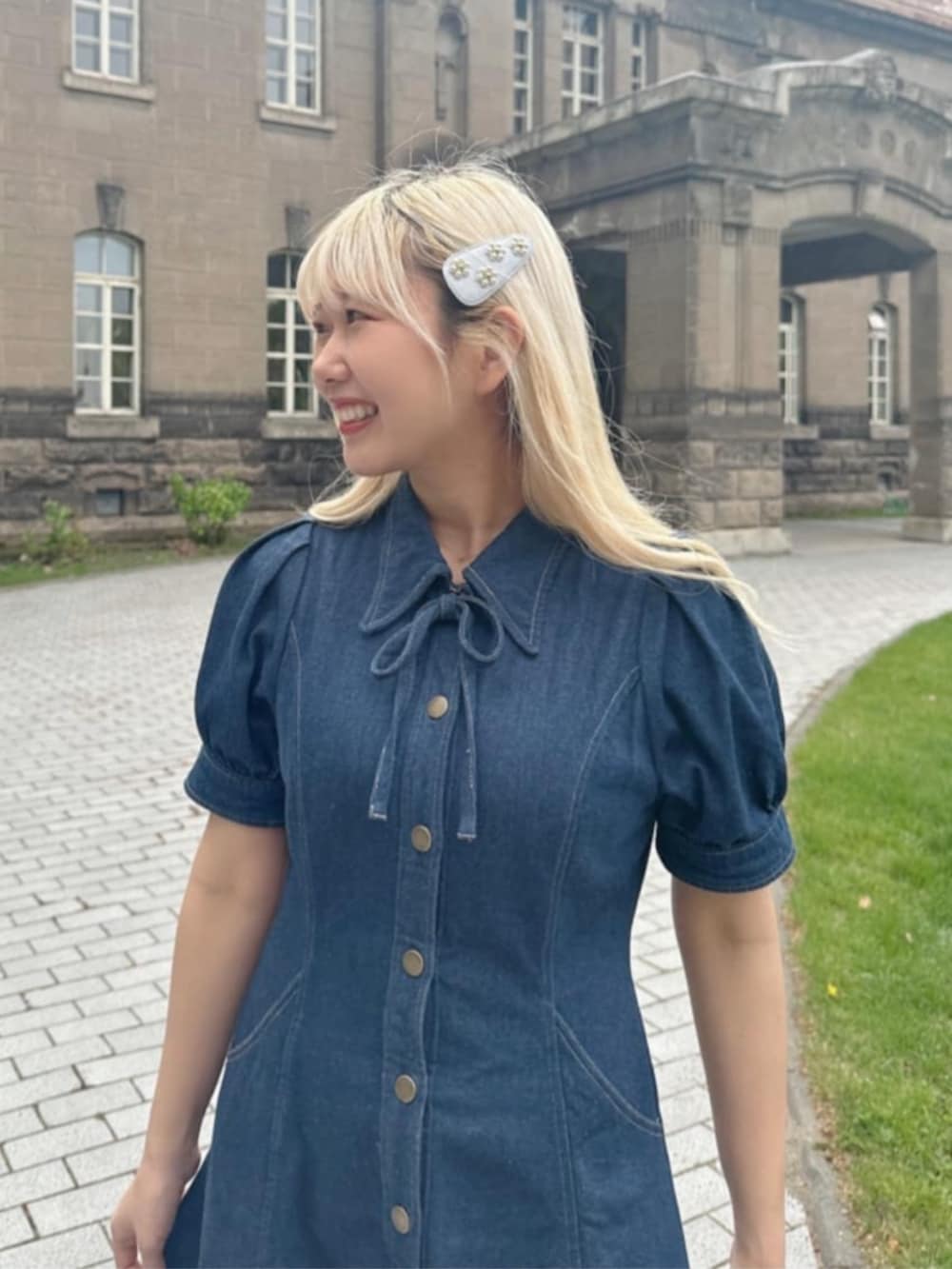 ブルー系のワンピース、ホワイト系のパーカー、グレー系のヘアピンを着用したレディースの夏コーディネートの4枚目の写真